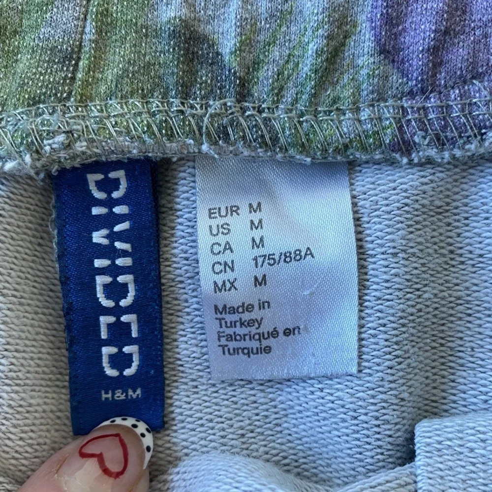 HM‎ Divided Mens Tropical Floral Sweat Shorts Gray Green Purple Raw Hem Size M